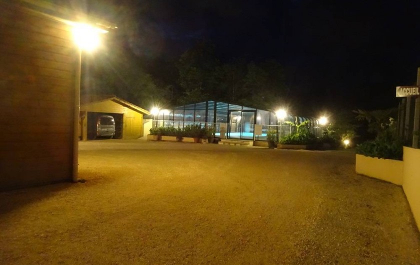 Location de vacances - Gîte à Auriac-du-Périgord - Piscine éclairage de nuit
