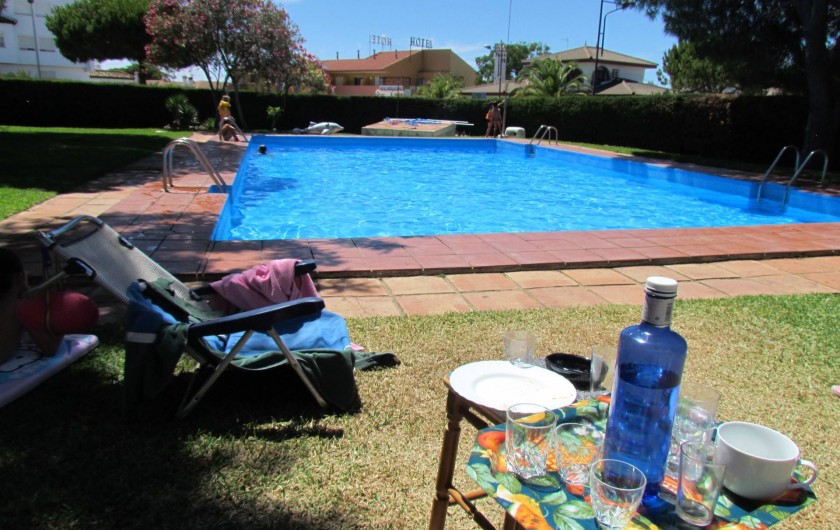 Location de vacances - Villa à Matalascañas - Profitez de moments de bonheur près de la piscine à l'ombre des arbres.