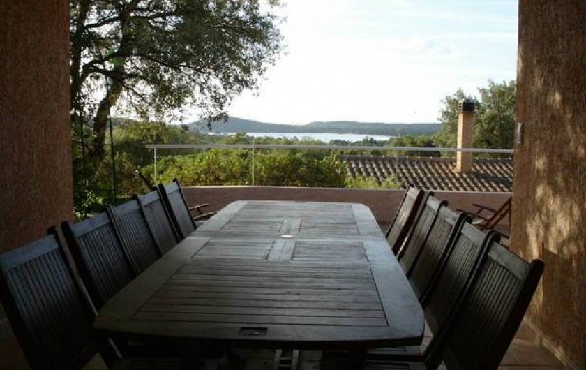 Location de vacances - Maison - Villa à Pinarellu - salle à manger 10 personnes avec terrasse couverte et vue mer