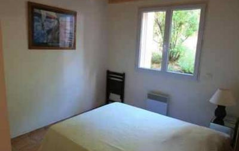 Location de vacances - Maison - Villa à Pinarellu - Chambre N°3 avec un grand lit de 140 et une salle d'eau avec WC indépendant