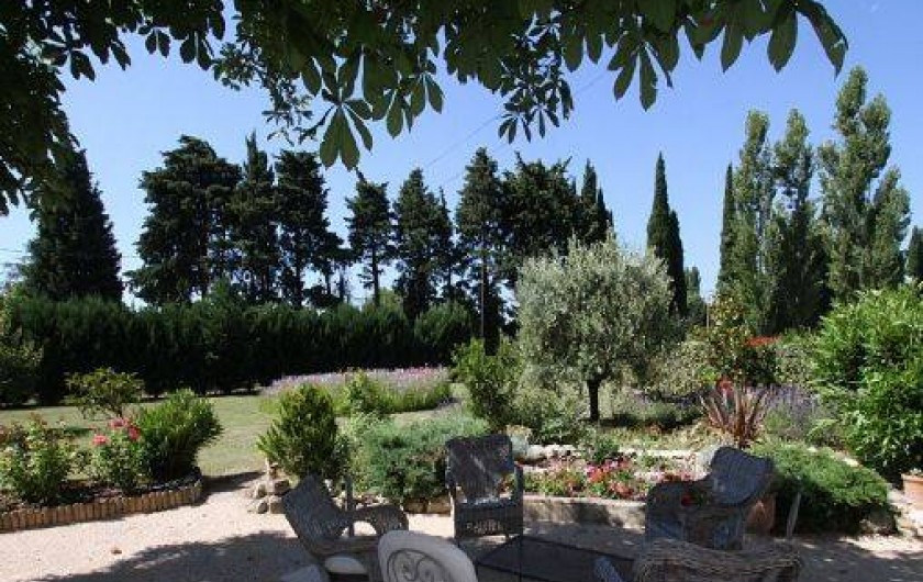 Location de vacances - Mas à Saint-Rémy-de-Provence - Le jardin vue de la terrasse