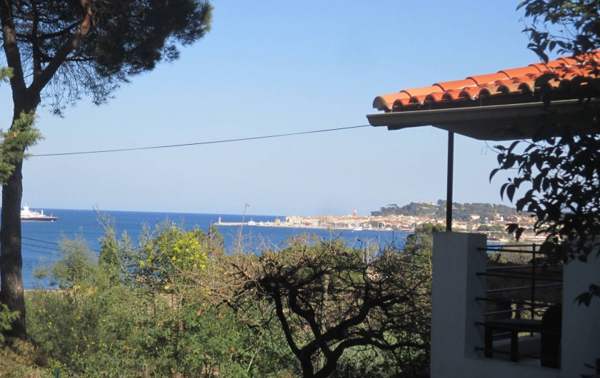 Location de vacances - Appartement à Gassin - La vue depuis la terrasse avec aperçu du balcon