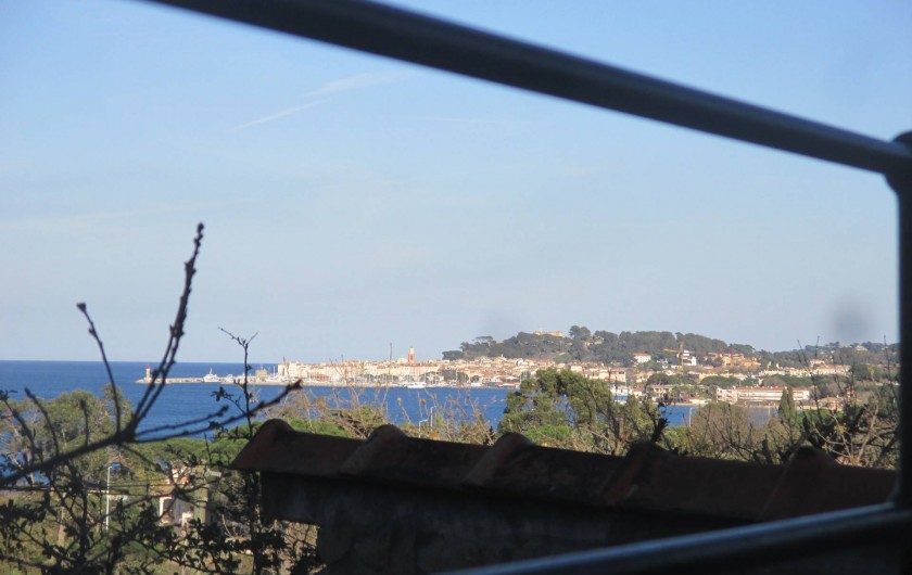 Location de vacances - Appartement à Gassin - Zoom sur la vue panoramique sue Saint-Tropez et le golfe depuis le balcon.