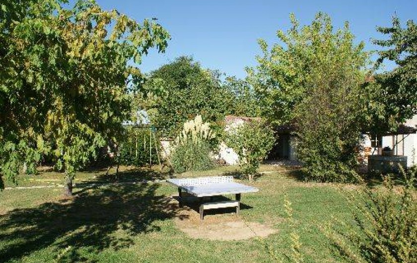 Location de vacances - Gîte à Surgères - Jardin arboré avec table de ping-pong
