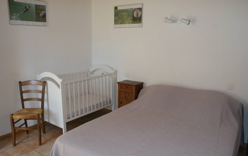 Location de vacances - Gîte à Surgères - Chambre 2 au rez-de-chaussée : 1 lit double (160x200cm) et 1 lit bébé