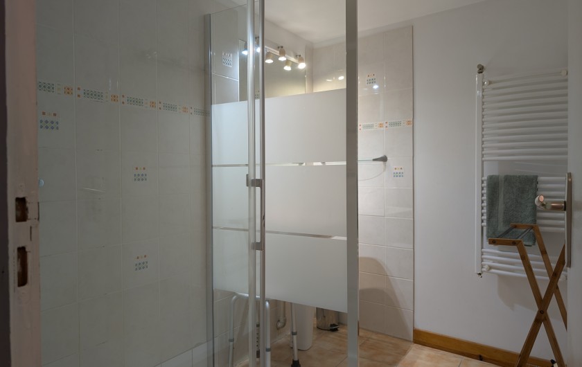 Location de vacances - Gîte à Surgères - Salle d'eau au rez-de-chaussée : grande douche, lavabo, sèche-serviettes