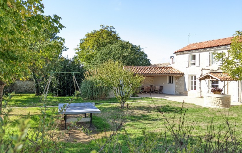 Location de vacances - Gîte à Surgères - Équipements de loisir : table de ping-pong et balançoire