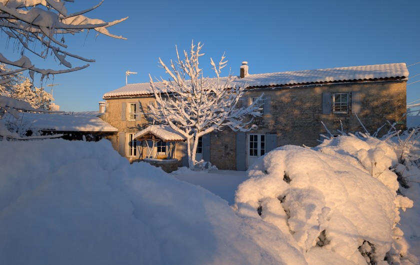 Location de vacances - Gîte à Surgères - La Fermette sous la neige en janvier 2026