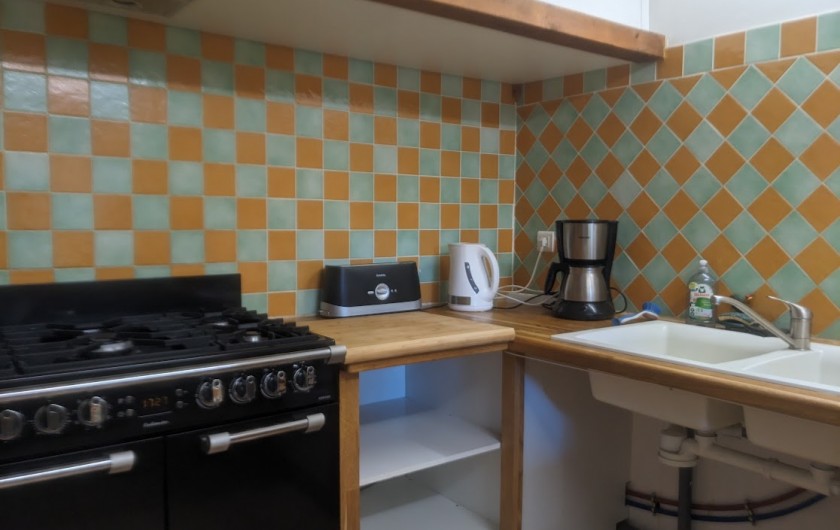 Location de vacances - Gîte à Surgères - Grande cuisine équipée avec piano en 90cm de large