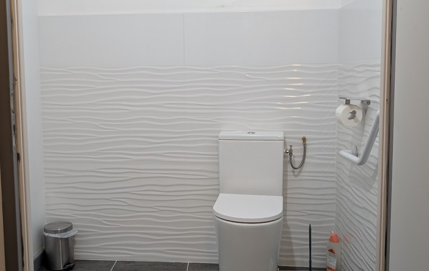 Location de vacances - Gîte à Surgères - WC 1  séparé avec barre d'appui, au rez-de-chaussée