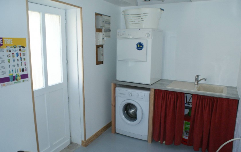 Location de vacances - Gîte à Surgères - Buanderie avec lave-linge et sèche-linge
