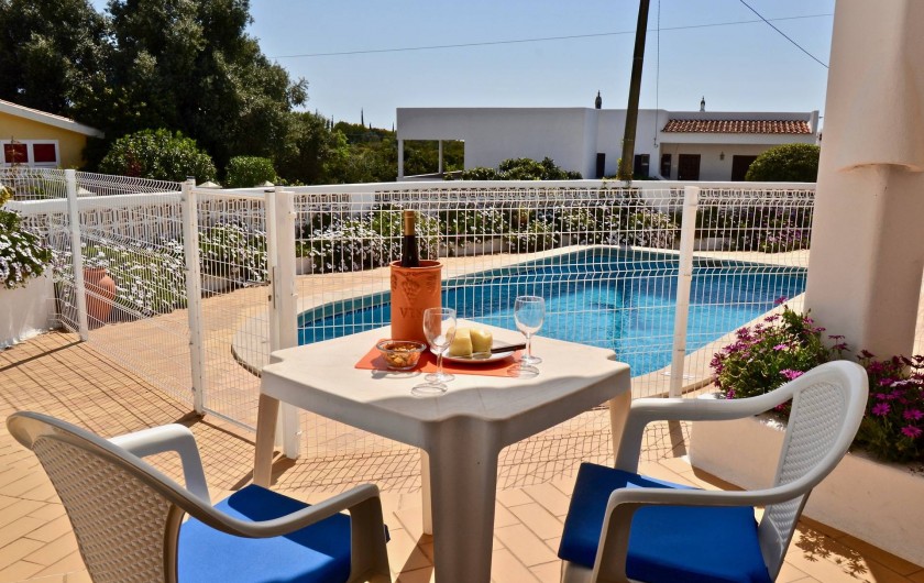 Location de vacances - Villa à Sesmarias - Une pause au bord de la piscine ...