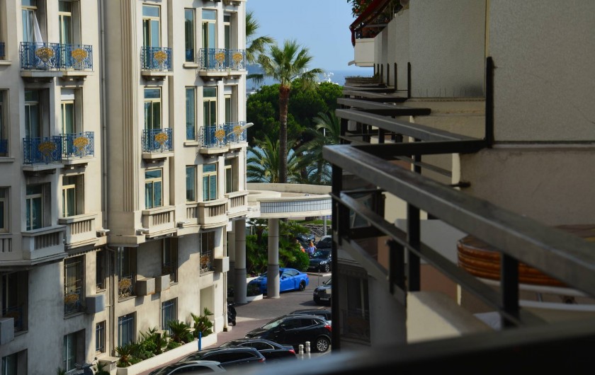 Location de vacances - Appartement à Cannes - vue de la terrasse, mer à 80 mètres