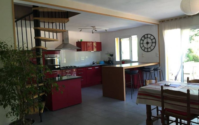 Location de vacances - Villa à Saint-Martin-de-Seignanx - cuisine ouverte avec table comptoir 6 tabourets donnant sur salle à manger 8 pl
