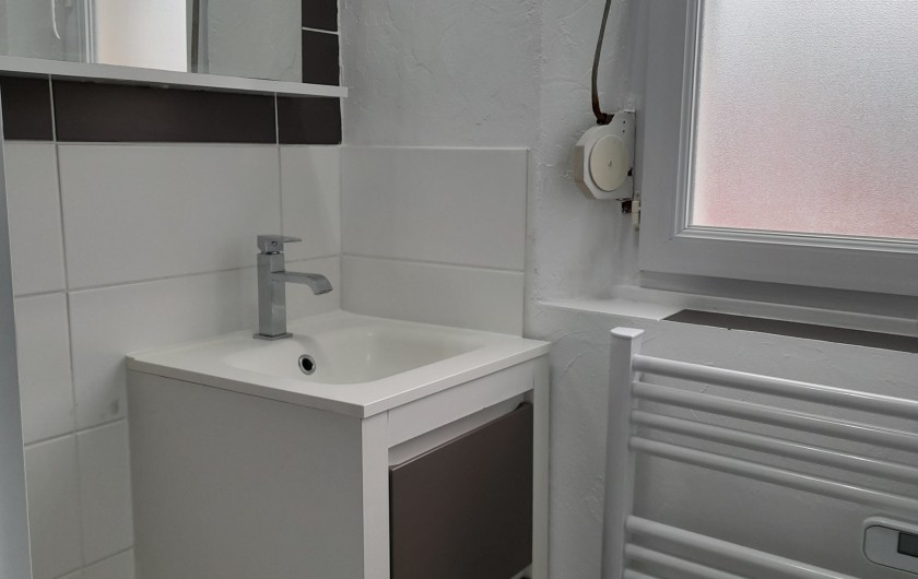 Location de vacances - Studio à Berck - lavabo sur meuble radiateur sèche-serviette