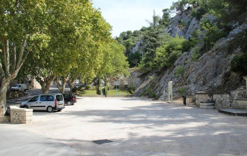 Location de vacances - Gîte à Robion - Parking à l'ombre des platanes