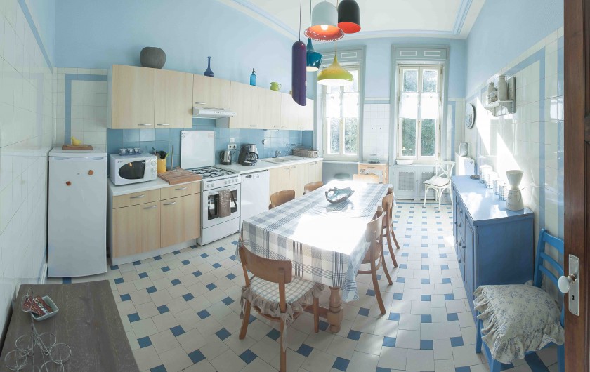 Location de vacances - Château - Manoir à Raon-l'Étape - la cuisine de l'étage tous les produits d'entretien sont à disposition