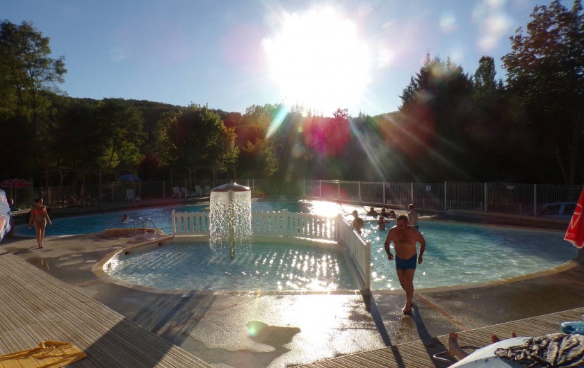 Location de vacances - Bungalow - Mobilhome à La Cassagne - piscine en fin de journée