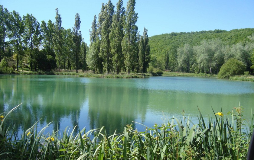 Location de vacances - Bungalow - Mobilhome à La Cassagne - étang de pêche de 1.8 ha, on peut se promener et en faire le tour...
