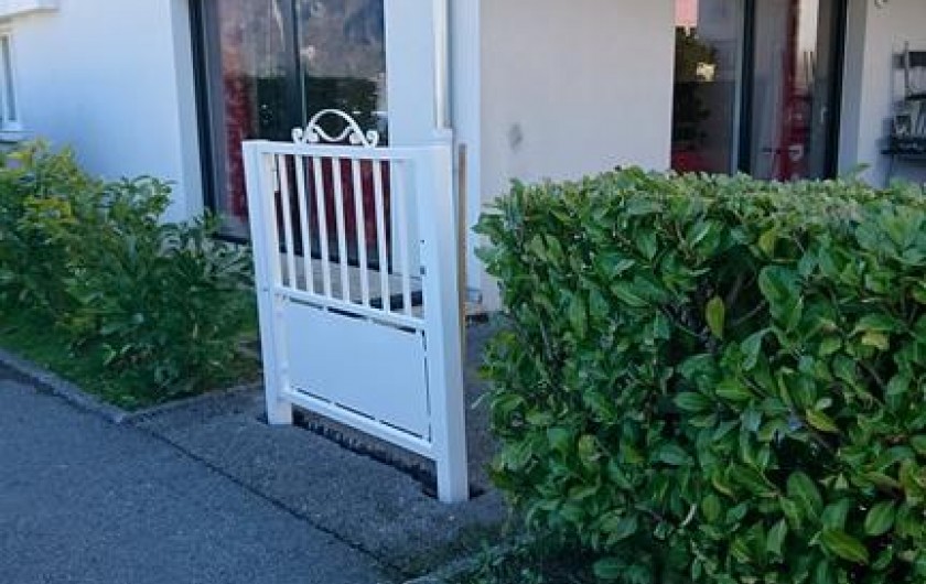 Location de vacances - Appartement à Faverges - entrée sur la cour et le jardin, sécurisée grâce au portail fermant à clé