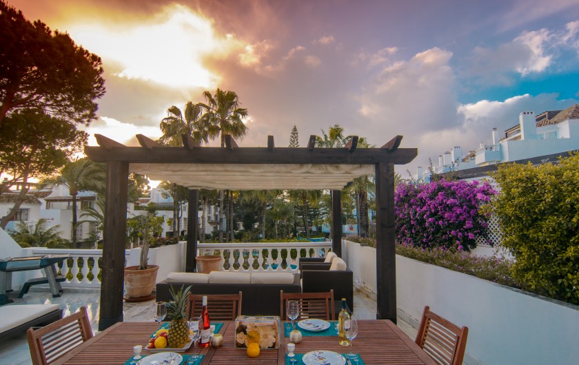 Location de vacances - Appartement à Marbella - Grande terrasse (75m2) avec coin repas et coin salon