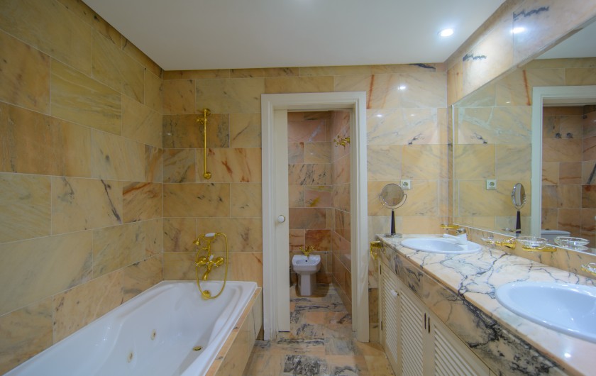 Location de vacances - Appartement à Marbella - Salle de bain attenante avec baignoire, douche et double lavabo.