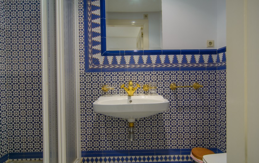 Salle de bain familiale avec douche à l'italienne et lavabo