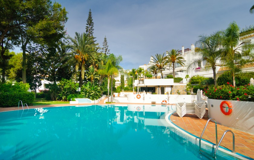 Location de vacances - Appartement à Marbella - Trois piscines au milieu de l'urbanisation
