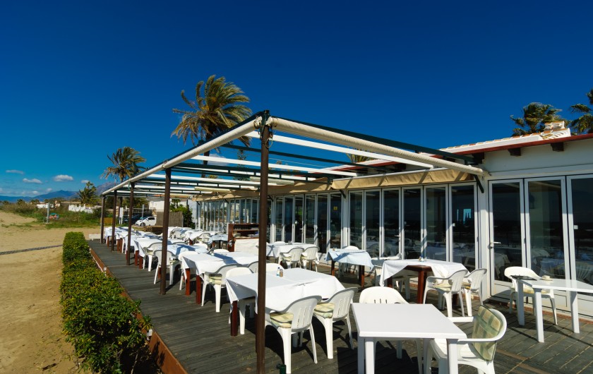 Le restaurant Perla Blanca, situé sur la plage de sable.