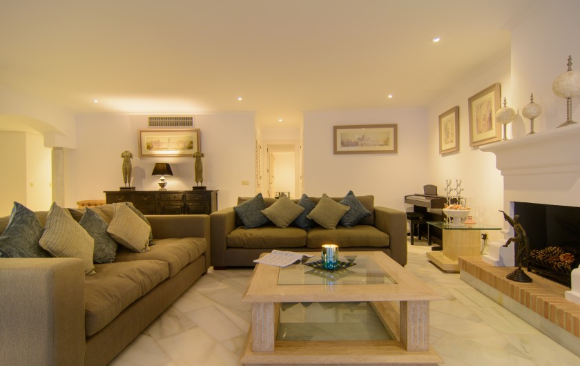 Location de vacances - Appartement à Marbella - Table basse en marbre et canapés confortables