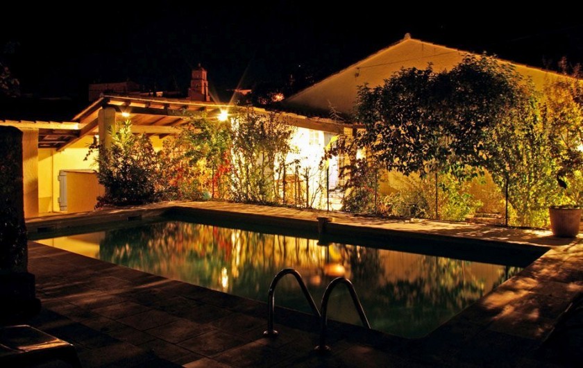Location de vacances - Villa à Maubec - la piscine la nuit