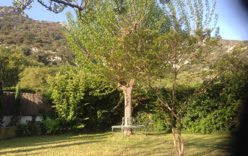 Location de vacances - Villa à Maubec - le jardin avec son banc