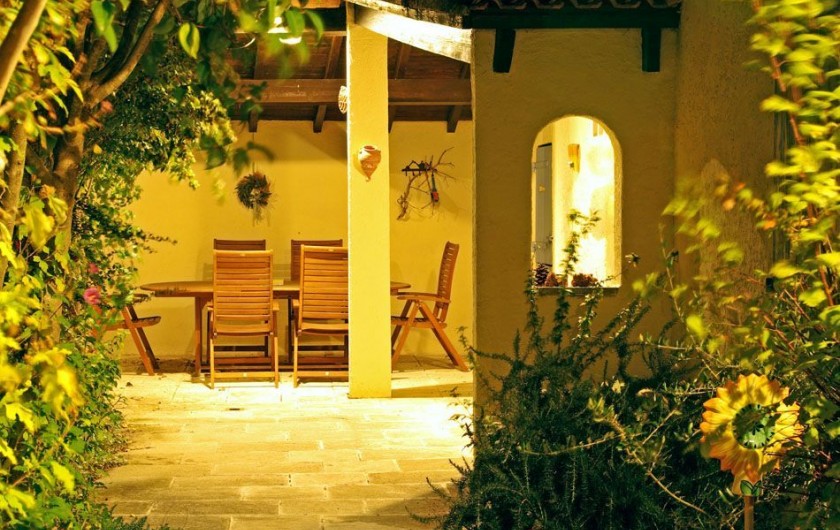 Location de vacances - Villa à Maubec - la terrassse la nuit