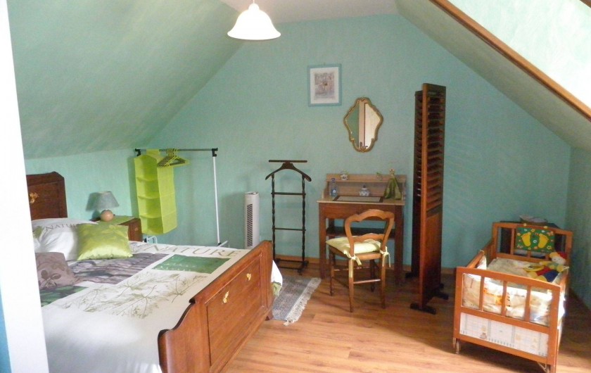 Location de vacances - Maison - Villa à Ancy-le-libre - Chambre parentale appelée chambre Verte  avec présence d'un  lit d'enfant