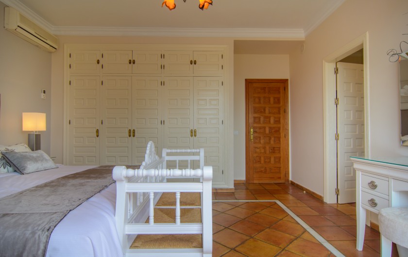 Location de vacances - Chalet à Marbella - Penderies spacieuses, sortie sur la terrasse depuis la chambre.