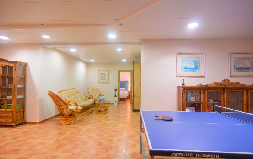 Location de vacances - Chalet à Marbella - Salle de jeu spacieuse avec table de ping-pong