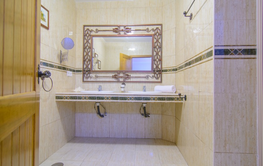 Location de vacances - Chalet à Marbella - Salle de bain attenante, double lavabo et douche à l'italienne.