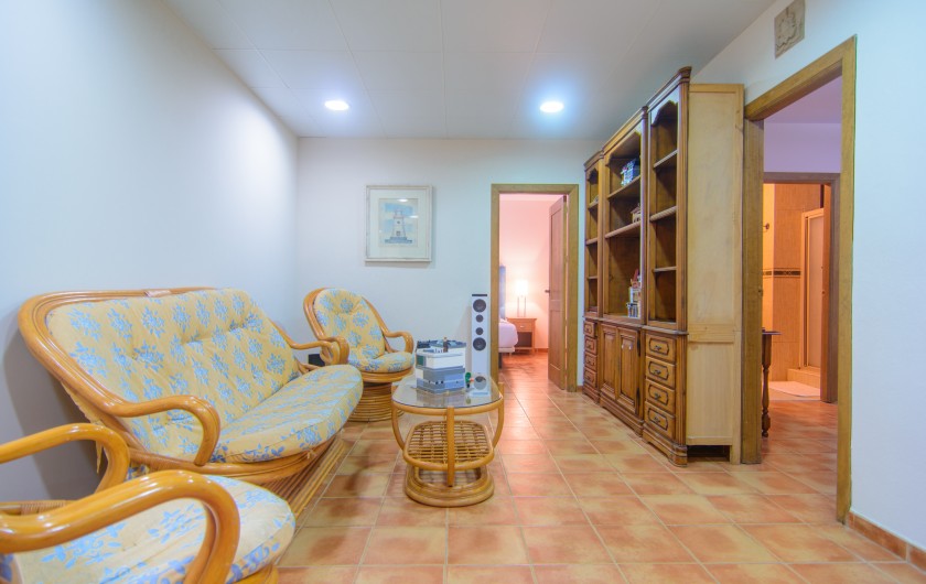 Location de vacances - Chalet à Marbella - Salon semi-souterrain avec canapé confortable
