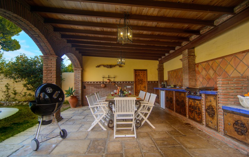 Location de vacances - Chalet à Marbella - Table à manger pour 10 personnes dans le patio avec BBQ, aire de cuisson.