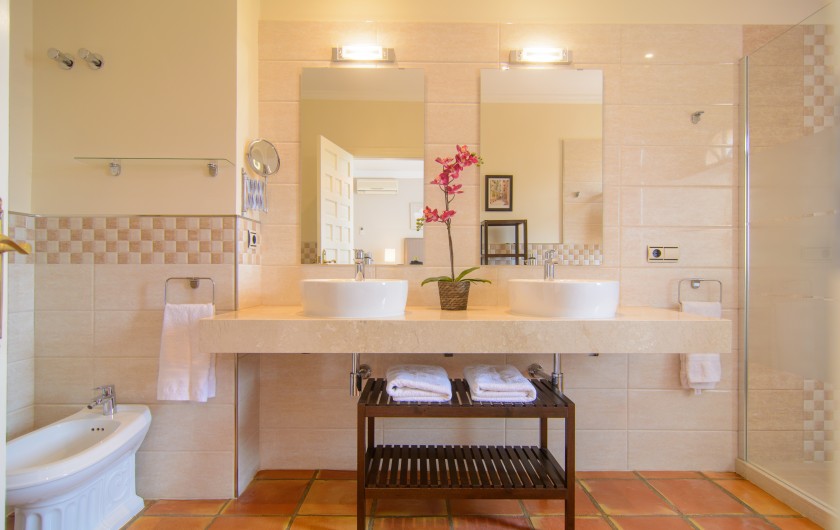 Location de vacances - Chalet à Marbella - Salle de bain attenante, douche, double lavabo, toilettes