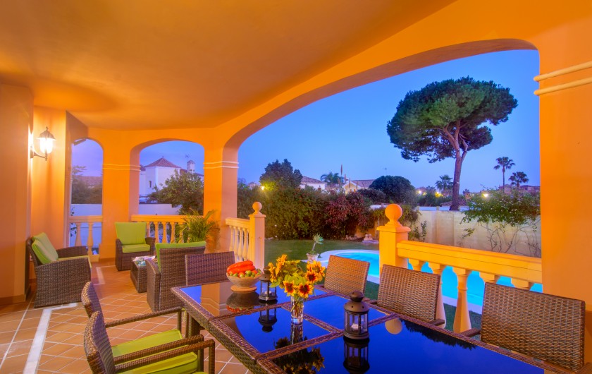 Location de vacances - Chalet à Marbella - Terrasse avec coin repas, coin salon, vue sur la piscine