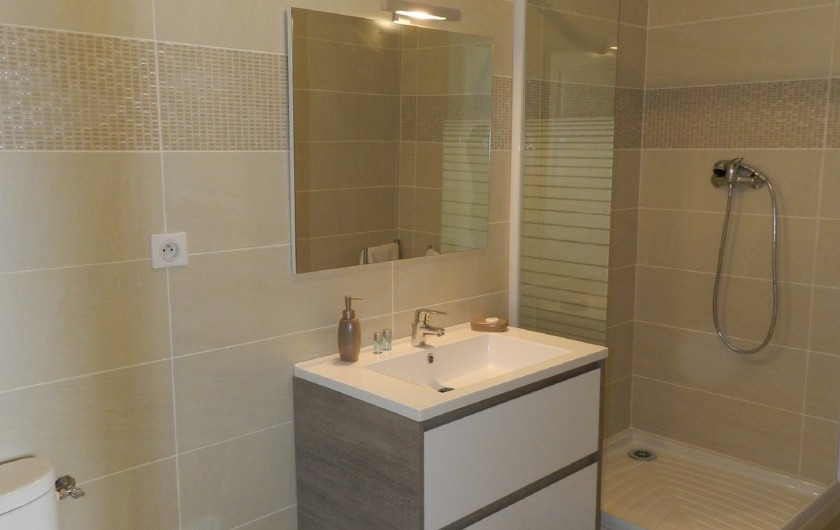 Location de vacances - Chambre d'hôtes à Saissac - salle de bains avec douche à l'italienne