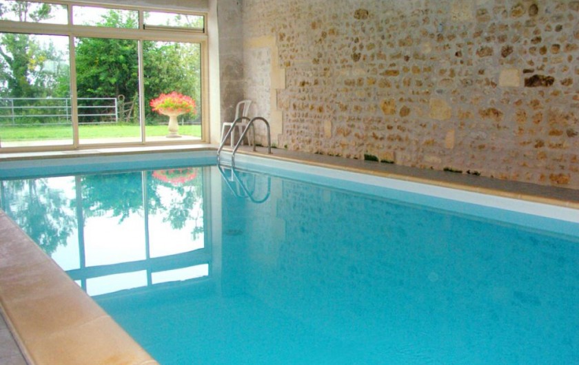 Location de vacances - Gîte à La Gripperie-Saint-Symphorien - Piscine couverte, sécurisée et chauffée à l'année