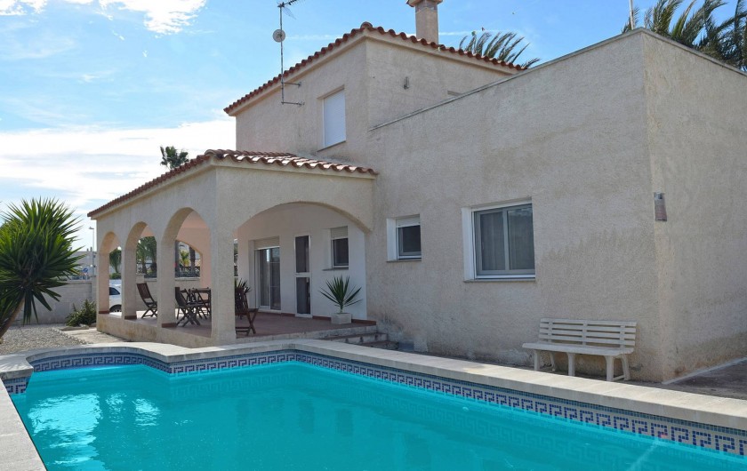 Location de vacances - Chalet à Amposta - façade et piscine