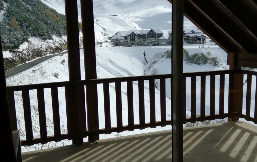 Location de vacances - Appartement à Loudenvielle - La station, vue de la terrasse, l'hiver.