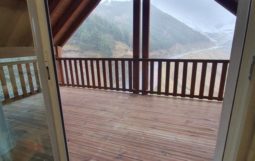 Location de vacances - Appartement à Loudenvielle - La terrasse passe du béton au bois !