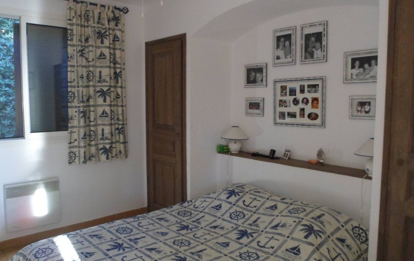 Location de vacances - Villa à Cavalaire-sur-Mer - 1er : chambre 1 avec un lit double
