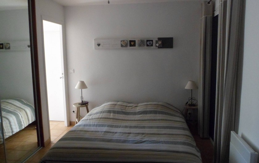 Location de vacances - Villa à Cavalaire-sur-Mer - Rez : chambre avec un lit double