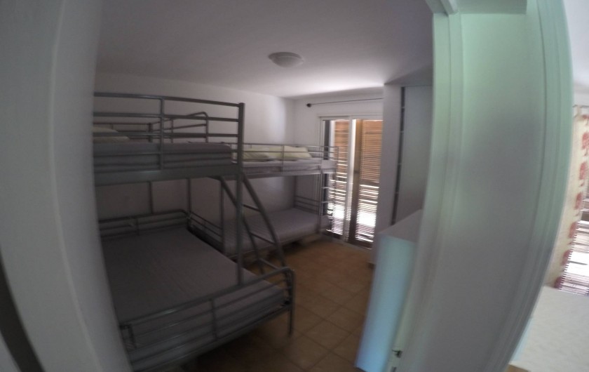 Location de vacances - Villa à Cavalaire-sur-Mer - Rez : chambre à cinq lits