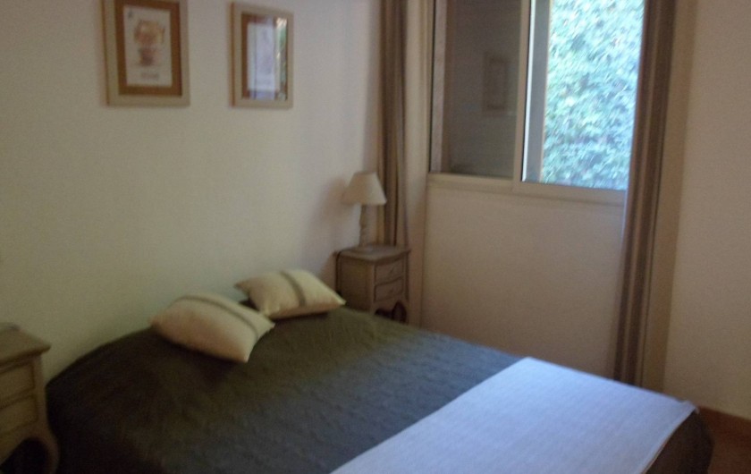 Location de vacances - Villa à Cavalaire-sur-Mer - 1er : chambre 2 avec un lit double